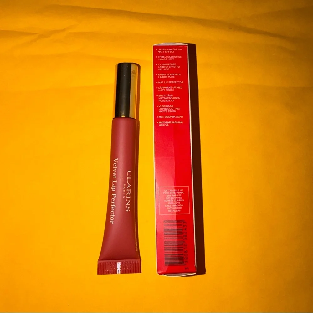 NIB Clarins Paris, Velvet Lip Protector in the Shade Velvet‎ Rosewood